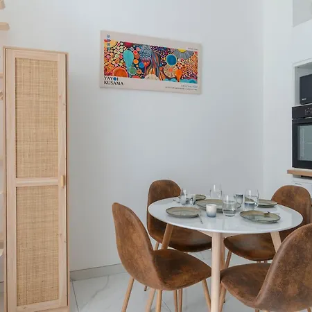 Modern Next Arc De Triomphe *