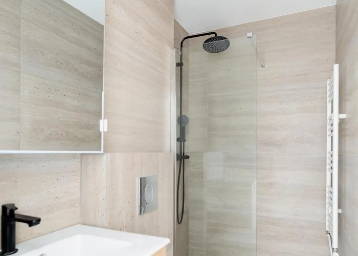 Modern Next Arc De Triomphe *