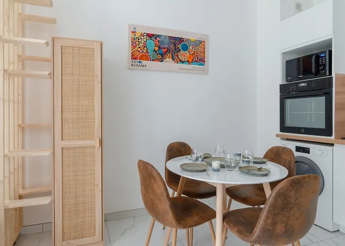 Modern Next Arc De Triomphe *