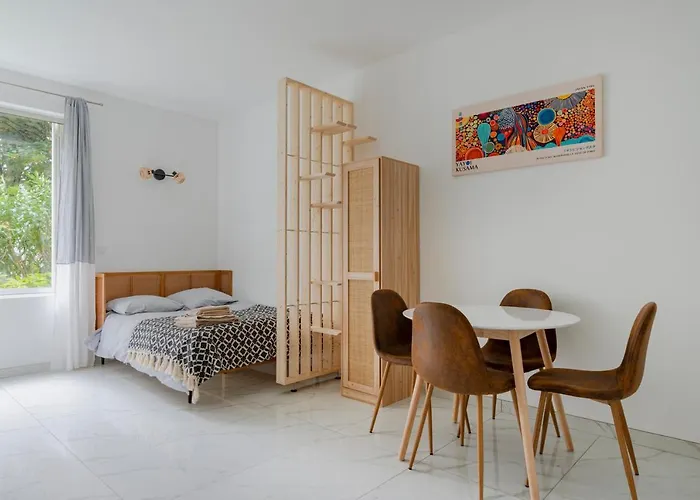 Modern Next Arc De Triomphe * Paris