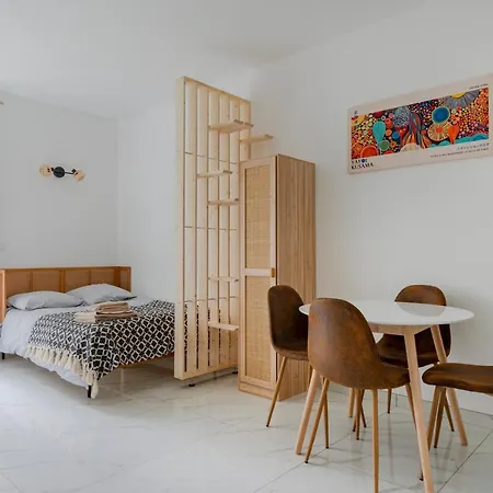 Modern Next Arc De Triomphe * Paryż